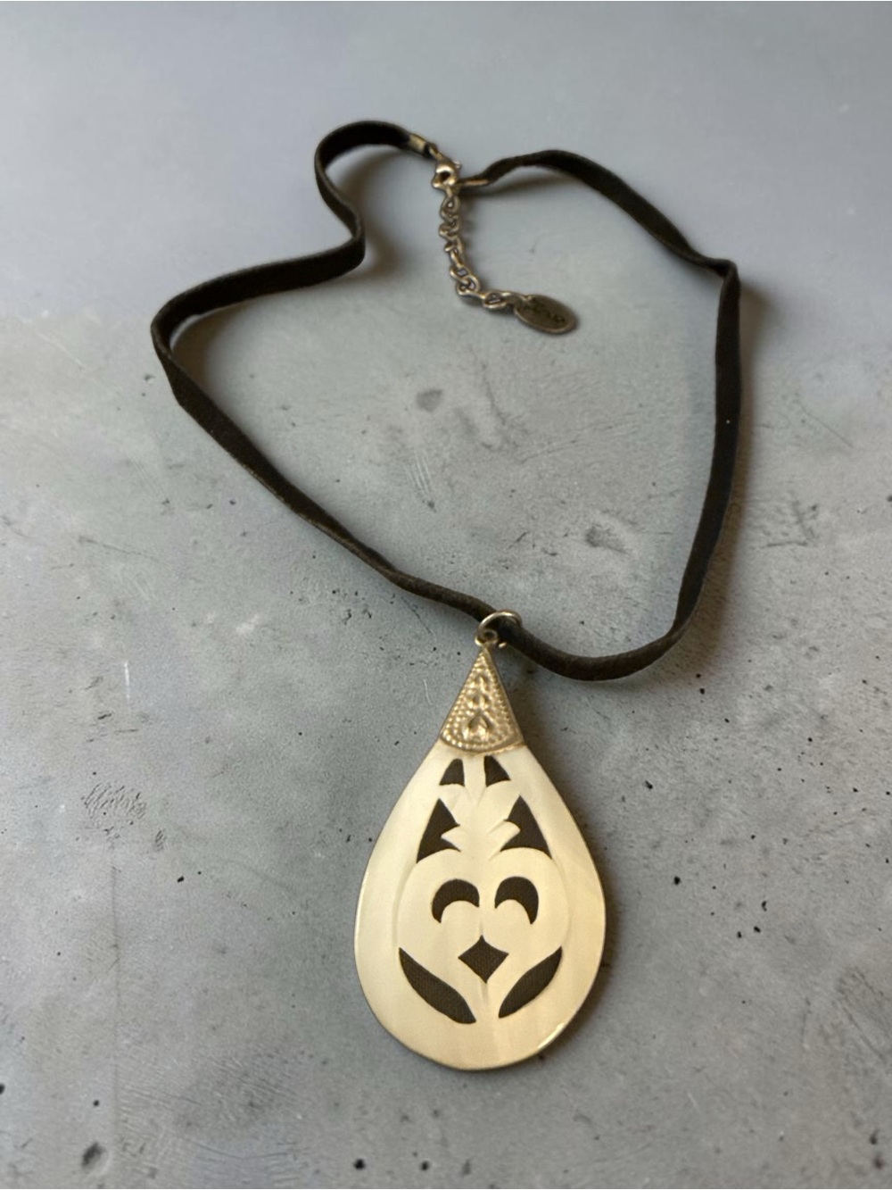 Vintage ZAD Mother of Pearl Pendant Necklace Black Leather Cord Silver Tone Boho
